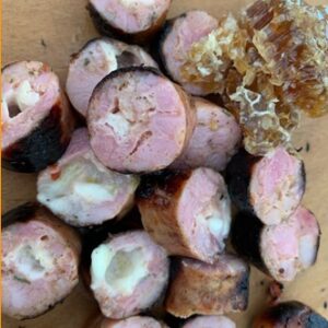 LINGUIÇA DE PERNIL COM QUEIJO BRIE, CANASTRA E MEL