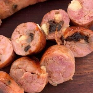 LINGUIÇA DE PERNIL COM QUEIJO COALHO E AMEIXA PRETA